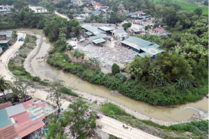 Sông Nhơm đang bị “bức tử” bởi hàng loạt cơ sở tái chế bao bì