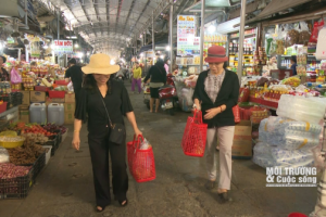 “Rủ nhau” xách giỏ đi chợ để giảm túi nilon, bảo vệ môi trường tại Phú Yên