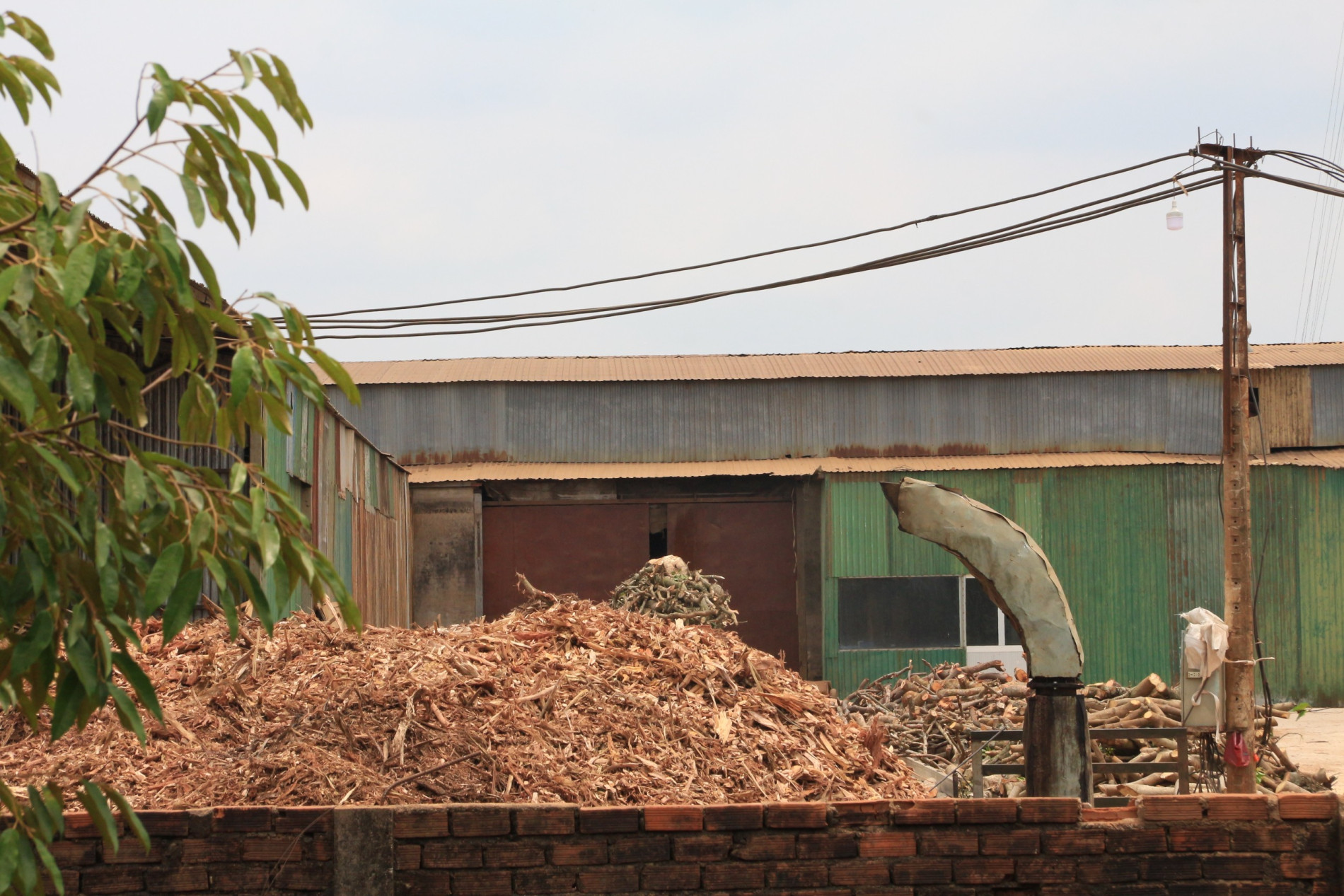 Bên trong nhà máy băm dăm, sản xuất viên nén gỗ tại thôn 5, xã Cư Mốt của Công ty TNHH MTV lâm nghiệp Ea Wy