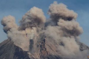Núi lửa Semeru phun trào, dung nham kéo dài 2km tại Indonesia
