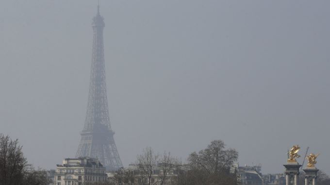 Thành phố Paris, Pháp trong một ngày khói bụi ô nhiễm