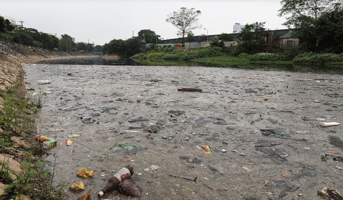Ô nhiễm ở điểm cuối sông Tô Lịch giao với sông Nhuệ, tháng 8/2020.