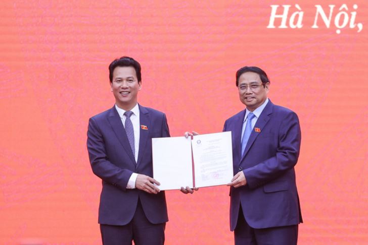 Thủ tướng trao quyết định của Chủ tịch nước bổ nhiệm ông Đặng Quốc Khánh làm bộ trưởng Bộ Tài nguyên và Môi trường 
